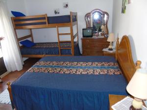莫什港Alojamento Local Céu-Azul的一间带两张双层床和梳妆台的卧室
