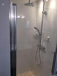滨海萨纳里Carpédiem的浴室里设有玻璃门淋浴