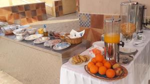亚喀巴Arab Divers Dive Center and Bed & Breakfast的自助餐,包括橙子和其他食物在餐桌上