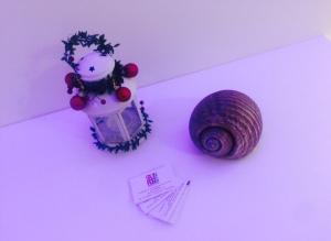 玛格丽塔萨沃亚B&B Sabin Ross的一张蜗牛和一个带圣诞装饰的花瓶