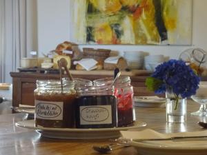 Miglieglia圣斯特法诺酒店的桌子上摆放着两罐果酱的桌子