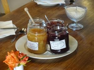 Miglieglia圣斯特法诺酒店的桌子上盘子上两罐蜂蜜