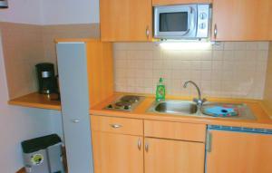 青斯特Ferienwohnung Strandmuschel的一间带水槽和微波炉的小厨房
