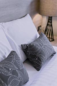 曼谷美心酒店的一张带两个黑白枕头的床