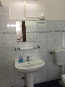 热那亚菲奥里塔旅馆的浴室配有白色水槽和卫生间。