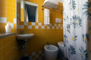 维多利亚B&B Artemisia的浴室配有水槽、卫生间和浴帘