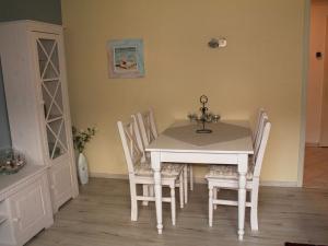 奥斯特巴德里克Quaint Apartment in Rerik located by the Seaside的一间配备有白色桌椅的用餐室