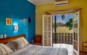 乌巴图巴Hotel Villa Di Rimini的一间卧室设有一张床,并有通往庭院的门