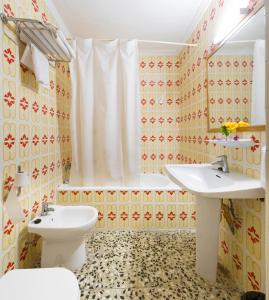 普拉亚登博萨Apartamentos Green Line Bon Sol - AB Group的一间带两个盥洗盆和卫生间的浴室