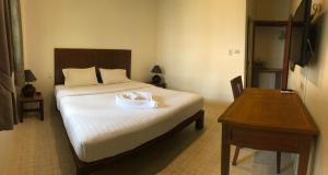 象岛棕榈花园公寓的一间卧室,床上放着碗