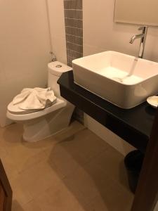 拉迈阿马里娜绿色酒店的浴室配有白色水槽和卫生间。