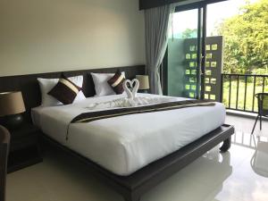 拉迈阿马里娜绿色酒店的卧室设有一张大白色床和阳台