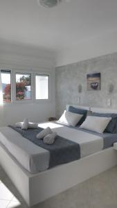 阿达玛斯拉佳达海滩酒店的卧室设有一张大白色的床铺,设有窗户