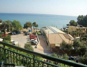 格利法达Glyfada Beach Hotel的阳台享有停车场和大海的景致。
