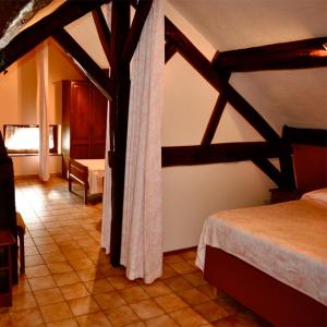 绍德方丹IL卡斯特里诺酒店的一间设有一张床的卧室和一间设有