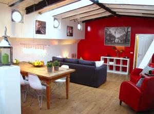鹿特丹Boathotel Rotterdam Seven的厨房以及带桌子和沙发的客厅。