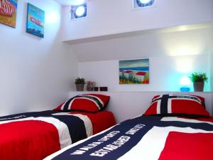 鹿特丹Boathotel Rotterdam Seven的红色和白色的客房内的两张床