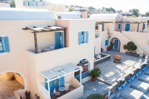 伊亚安尼摩沙别墅酒店的享有白色和蓝色窗户的房子的空中景致