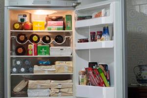 伊莫拉L'incrocio - Bed&Breakfast的装满食物和饮料的开放式冰箱
