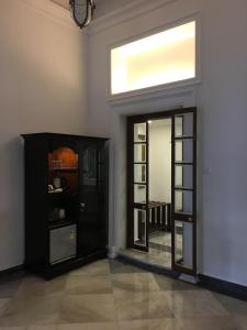 加尔各答哈灵顿住宿加早餐旅馆的一间设有黑色门和窗户的房间