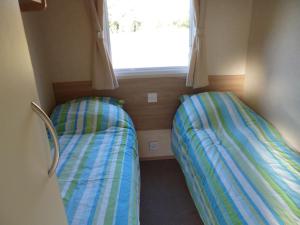 WilbertoordChalet的小型客房 - 带2张床和窗户