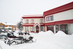 昂基奥贝格兰巴瑟迪乐酒店的停在大楼前雪地里的一群摩托车