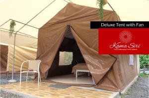 库德岛库德岛卡马斯里旅馆的一个带椅子和红色标志的大型帐篷