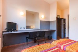 福尔梅洛奥托酒店的酒店客房设有两张床和一张书桌及电视