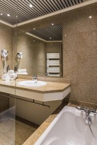 圣布里文莱丝皮恩Hôtel Spa du Beryl Joa的一间带两个盥洗盆和大镜子的浴室