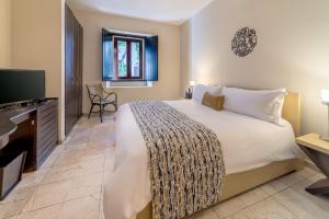 圣多明各霍德帕尼古拉斯奥万多酒店的一间卧室配有一张大床和电视