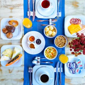 伊利亚贝拉卡兰格精品酒店的蓝色的桌子,上面有盘子和碗