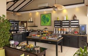 棕榈滩布库提及塔拉精品海滨度假村 - 仅限成人的厨房提供自助餐,展示着