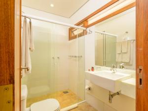 伊利亚贝拉卡兰格精品酒店的一间带水槽、卫生间和淋浴的浴室