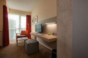 新勃兰登堡布朗达兰德酒店的客房设有一张桌子、一台电脑和一把椅子