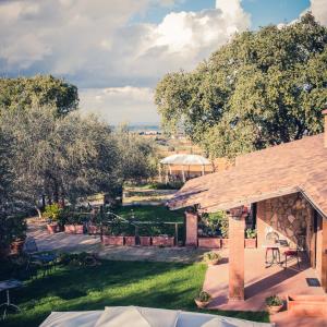 圣奎里科-多尔恰坎塔加利农家乐的享有花园的景致,设有凉亭