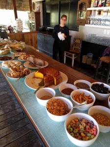 何塞伊格纳西奥苏艾雅之家酒店的一张桌子上放着许多盘子的食物