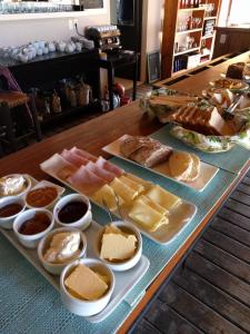 何塞伊格纳西奥苏艾雅之家酒店的一张桌子,上面放着不同种类的奶酪和肉类