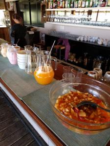 何塞伊格纳西奥苏艾雅之家酒店的柜台,有碗食物和橙汁