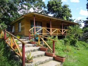 安加罗阿阿基科山林小屋的小木屋设有通往小屋的楼梯