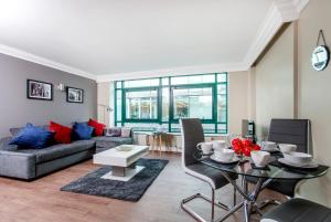 伦敦2Bed 2Bath Apartment in Fitzrovia - FREE Exclusive Parking的客厅配有沙发和桌子