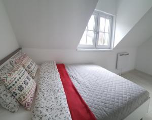 科瓦雷Wysokie Łąki domki w górach的卧室配有带枕头的床铺和窗户。