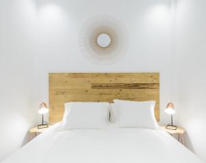 马德里Charming Madrid Center - Estancias Temporales的白色的卧室配有白色的床和镜子