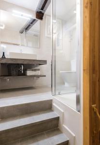 马德里Charming Madrid Center - Estancias Temporales的一间带楼梯、淋浴和卫生间的浴室