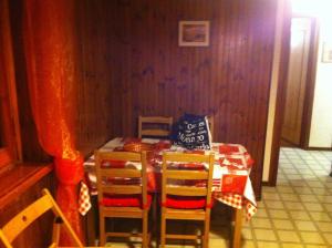 普拉托讷沃斯Mirtilli的一间带桌子和四把椅子的用餐室