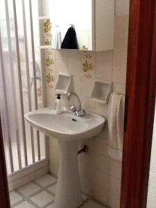 普拉托讷沃斯Mirtilli的浴室设有白色水槽和镜子