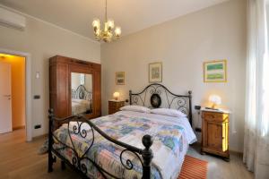 佩鲁贾Casa Malìca的一间卧室配有一张床和一个吊灯