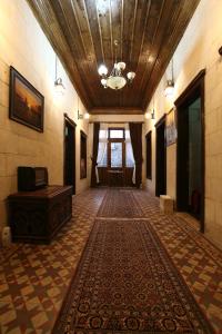 加济安泰普阿里贝孔那吉酒店的楼面上带地毯的走廊