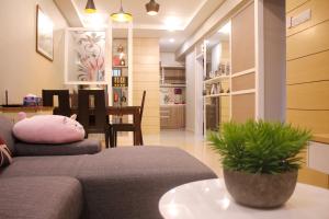 怡保怡保雄伟@家好月圆团聚公寓的带沙发的客厅和用餐室