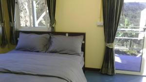 Ban Khao Ya Nua考考庞苏福默克度假村的一间卧室设有一张床和一个美景窗户。