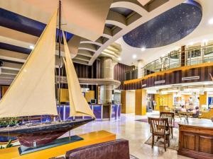 马尔马里斯西提亚大酒店的游艇在大堂展示的模型